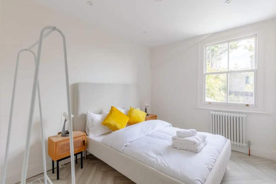 Chic & Modern 2BD Maisonette in Homerton