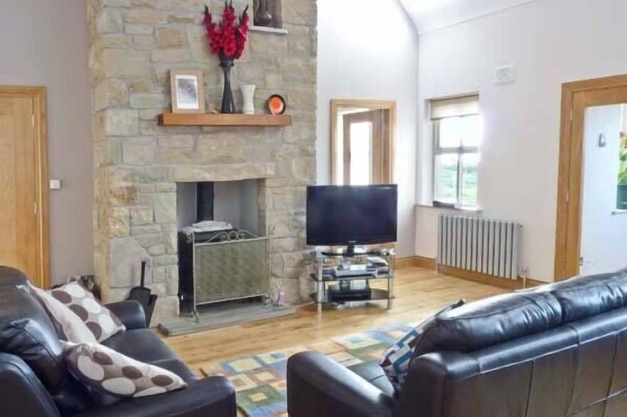 CÚNNA BÁN, family friendly, with open fire in Fanore, County Clare