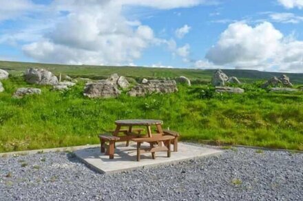 CÚNNA BÁN, family friendly, with open fire in Fanore, County Clare