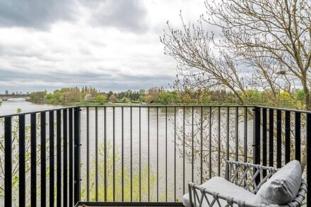 ALTIDO Spectacular 3-bed flat overlooking river Thames