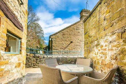 THE AUBREY, pet friendly, character holiday cottage in Bakewell