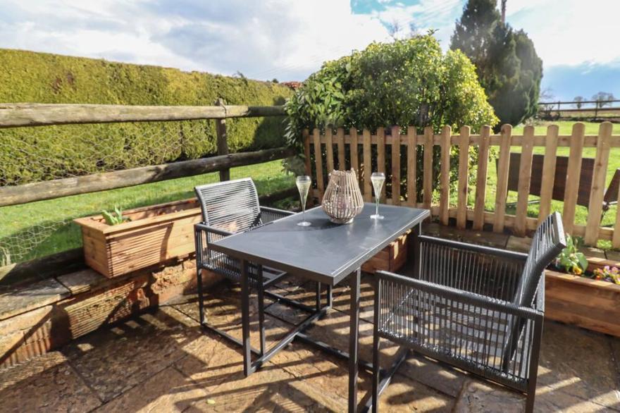 COSY4TWO, pet friendly, with a garden in Bourton-On-The-Water