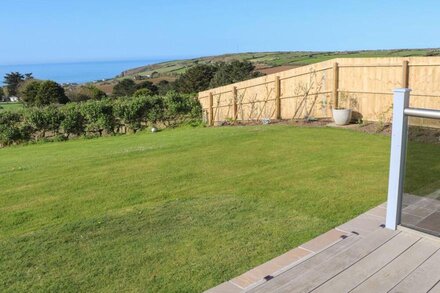 GREENSIDE STUDIO, romantic, country holiday cottage in Praa Sands