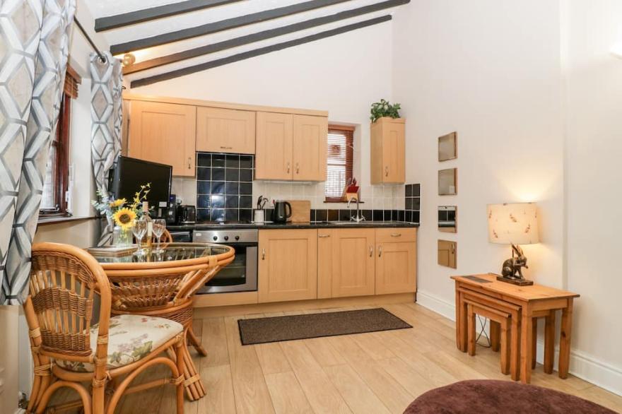 BROOK COTTAGE, pet friendly, with a garden in Abergavenny