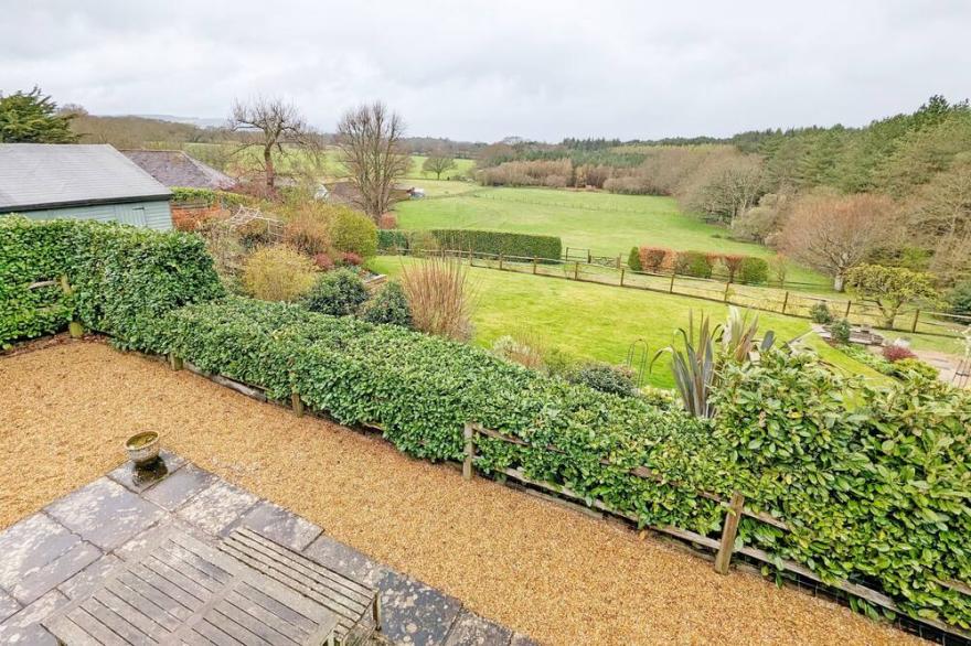 Long Meadow - sleeps 4 guests  in 2 bedrooms