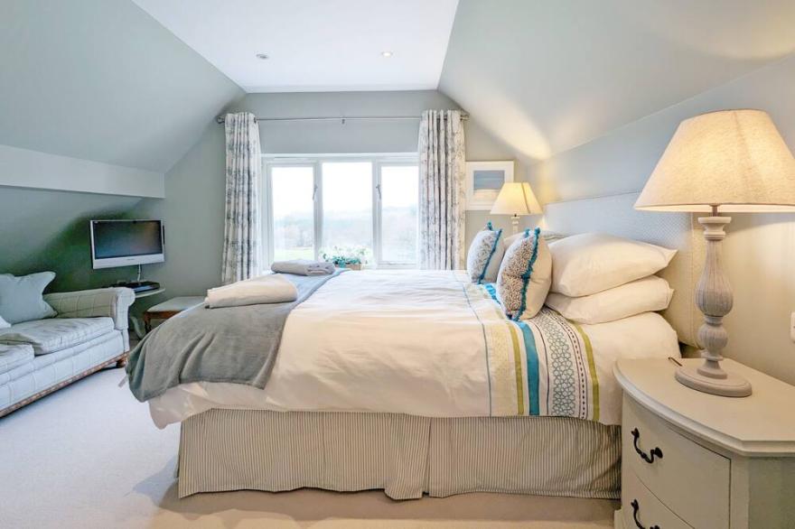 Long Meadow - sleeps 4 guests  in 2 bedrooms