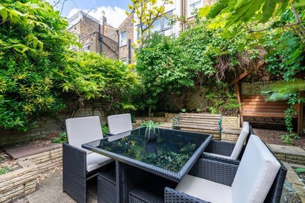 Specious bright Flat with garden in central london