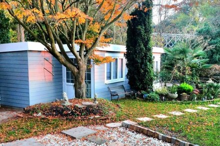 Beautiful 1-Bed Cottage in Weybridge