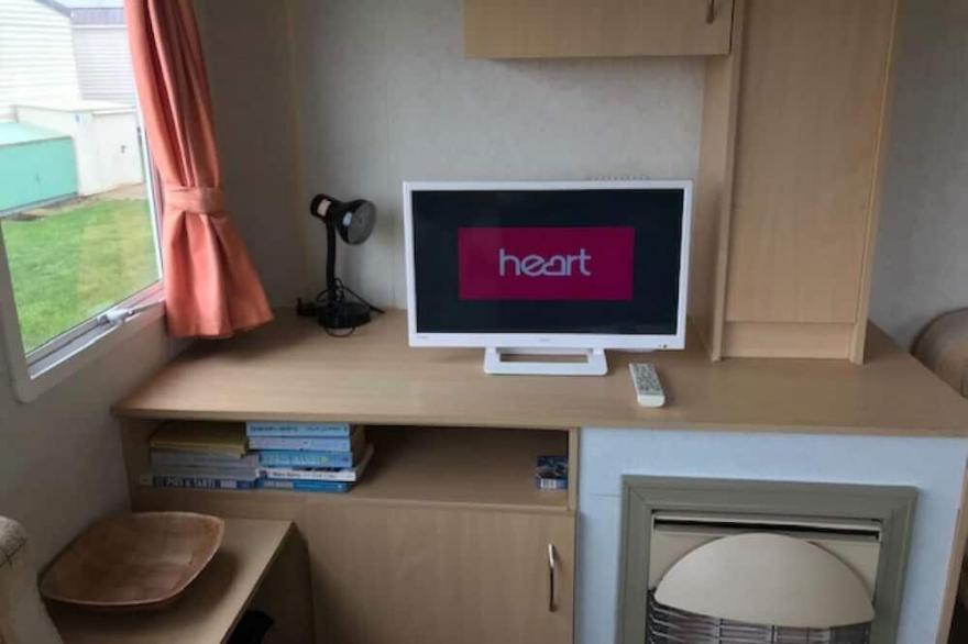 6 berth caravan with field views at St Osyth Beach Holiday Park ref 28027BW