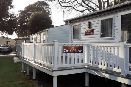 'Captain's Lodge' - a luxury lodge by the beach on Sandhills Holiday Park, Mudeford