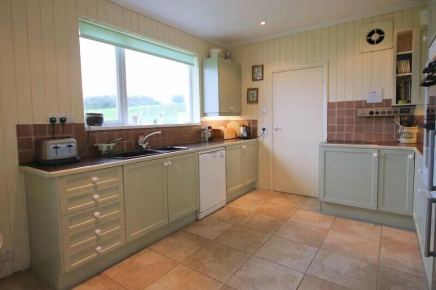 PENRYHN, pet friendly in Daymer Bay