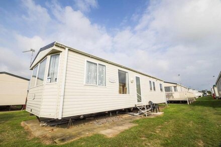 Great seaside caravan in Norfolk sleeping 8 guests ref 50052G