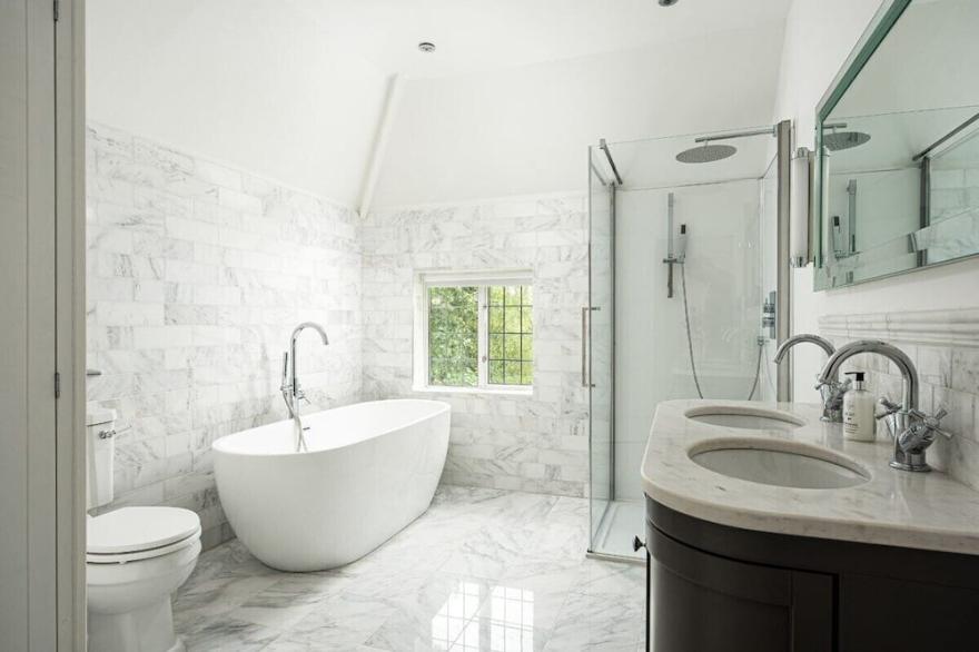 8 bed villa. Hot tub, games rm. Nr Bath/Bristol
