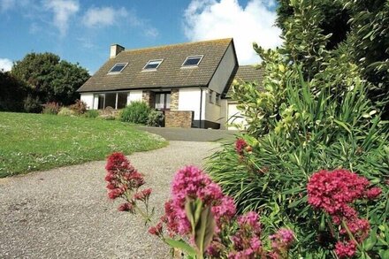 ROSEVALLEN, pet friendly, with a garden in Daymer Bay