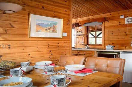 Twa Hoots Lodge -  a lodge that sleeps 4 guests  in 2 bedrooms