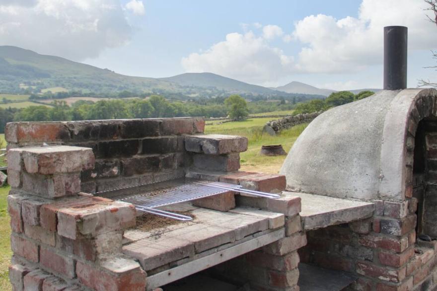 SLATE HUT, pet friendly, character holiday cottage in Bangor