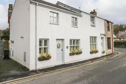 THE ANVIL, pet friendly, with a garden in Broughton-In-Furness