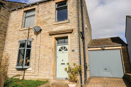 BOUNDARY COTTAGE, pet friendly, character holiday cottage in Golcar