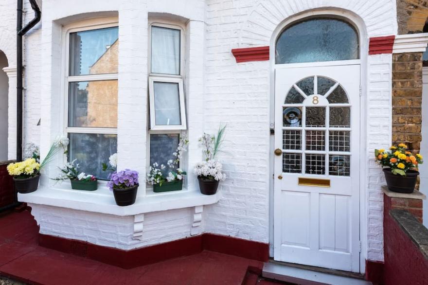 Next to Westfield Mall / 18min to Central London