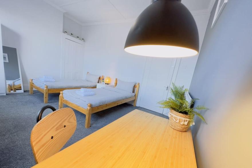 Next to Westfield Mall / 18min to Central London