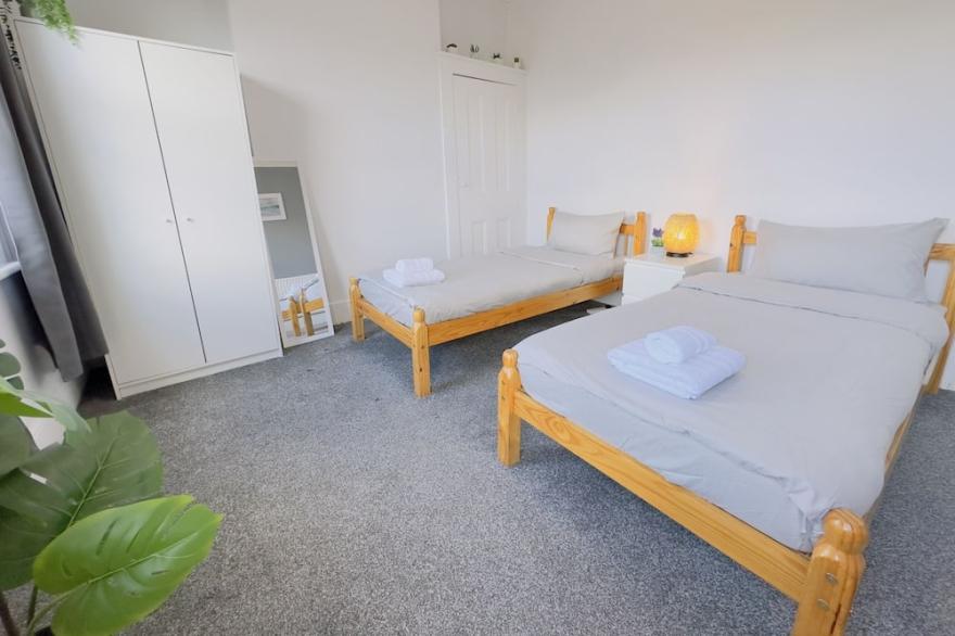 Next to Westfield Mall / 18min to Central London
