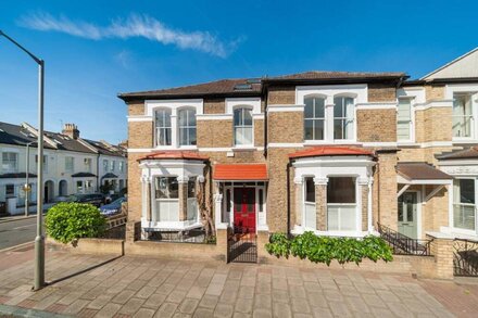 Beautiful Spacious 3 bedroom House in Battersea