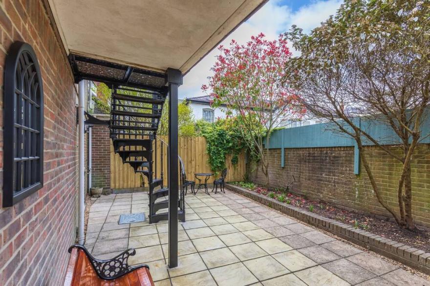 4 Bed City House With Private Garden And Parking