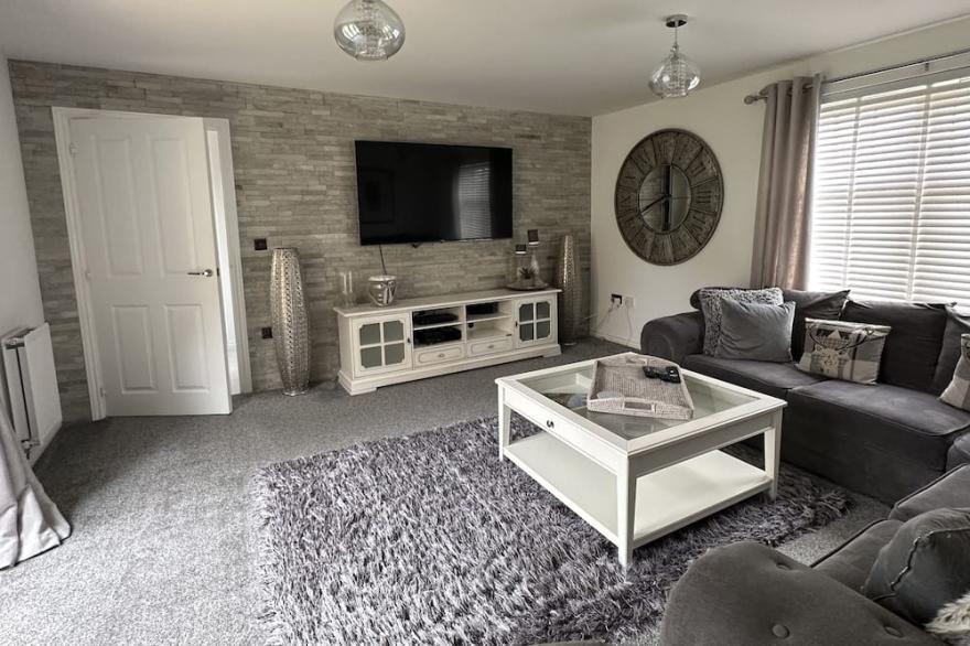 HIGH MILL HOUSE, pet friendly, character holiday cottage in Scalby