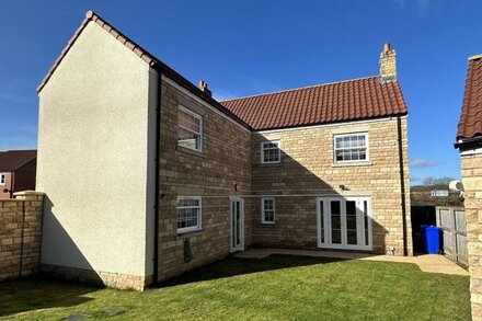 HIGH MILL HOUSE, pet friendly, character holiday cottage in Scalby