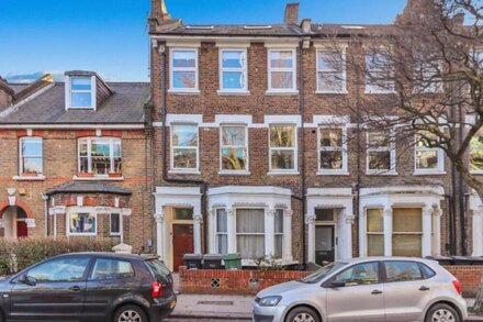 Stunning 3 Bed Duplex Apartment in the Heart of West Hampstead