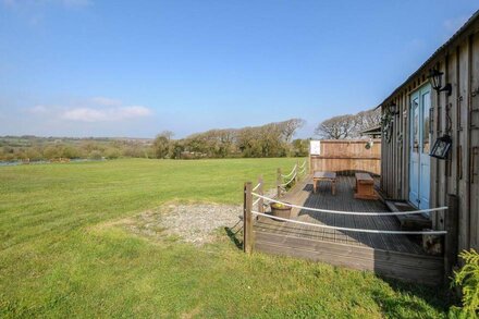 ELSIE'S HUT, romantic, with a garden in Wainhouse Corner