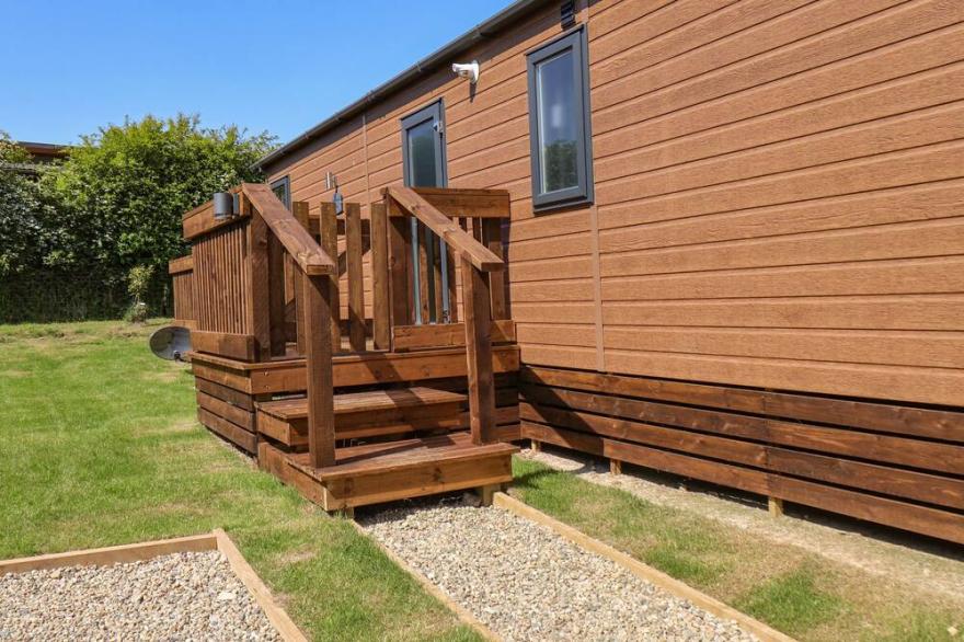 HONEYSUCKLE LODGE, pet friendly, with hot tub in Staithes