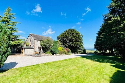 Luxury 2 Bed (Sleeps 4) Cottage overlooking Chatsworth House, Peak Distict