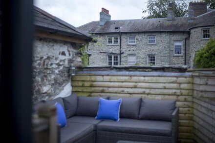 Castle Cottage -  a cottage that sleeps 6 guests  in 3 bedrooms