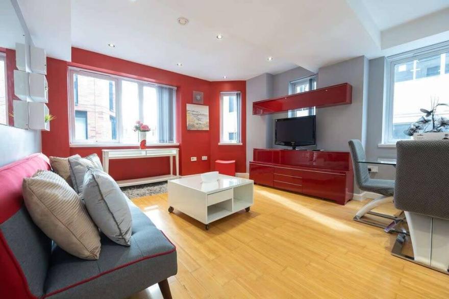 GuestReady - Cherry Red Escape Near Picadilly