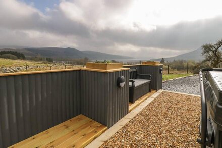 HEN DY CRAIG YR RONWY, pet friendly, with hot tub in Bala