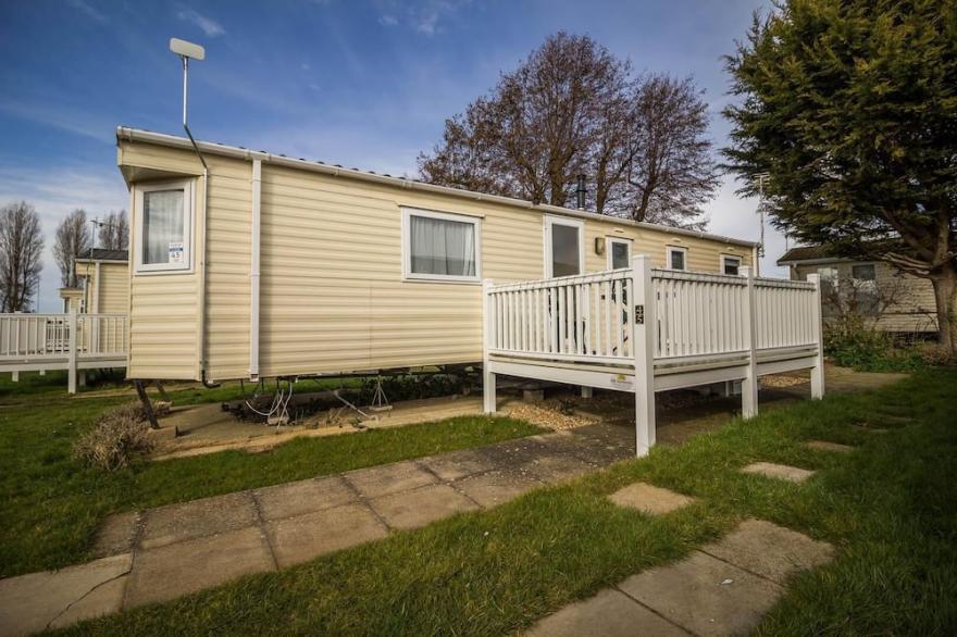 Caravan with decking at Manor Park in Hunstanton, sleeps 6 ref 23045B