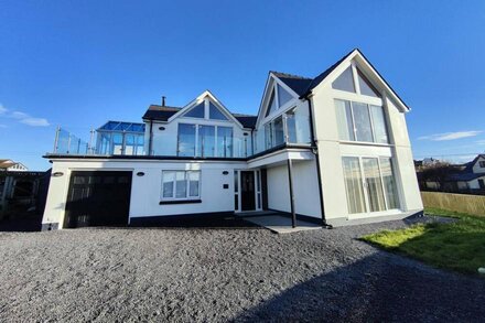 Wyn y Mor - luxury home with sea views and a private hot tub