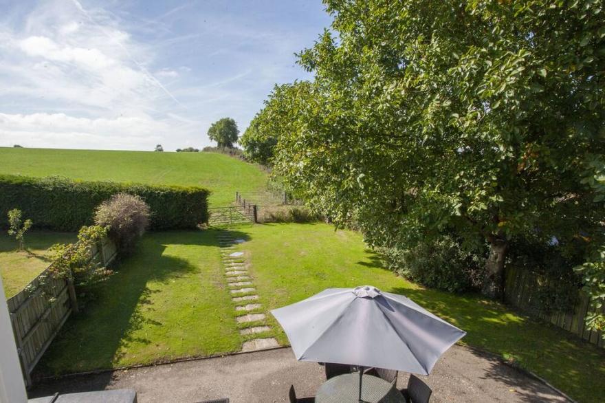 TOKENHILL COTTAGE, family friendly, with hot tub in Piddletrenthide
