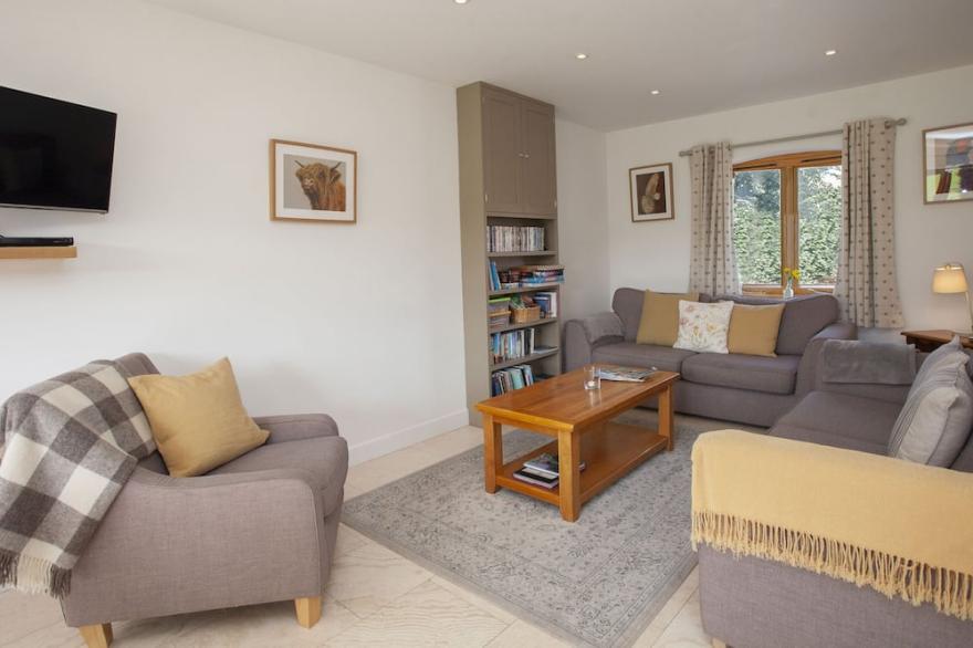 TOKENHILL COTTAGE, family friendly, with hot tub in Piddletrenthide