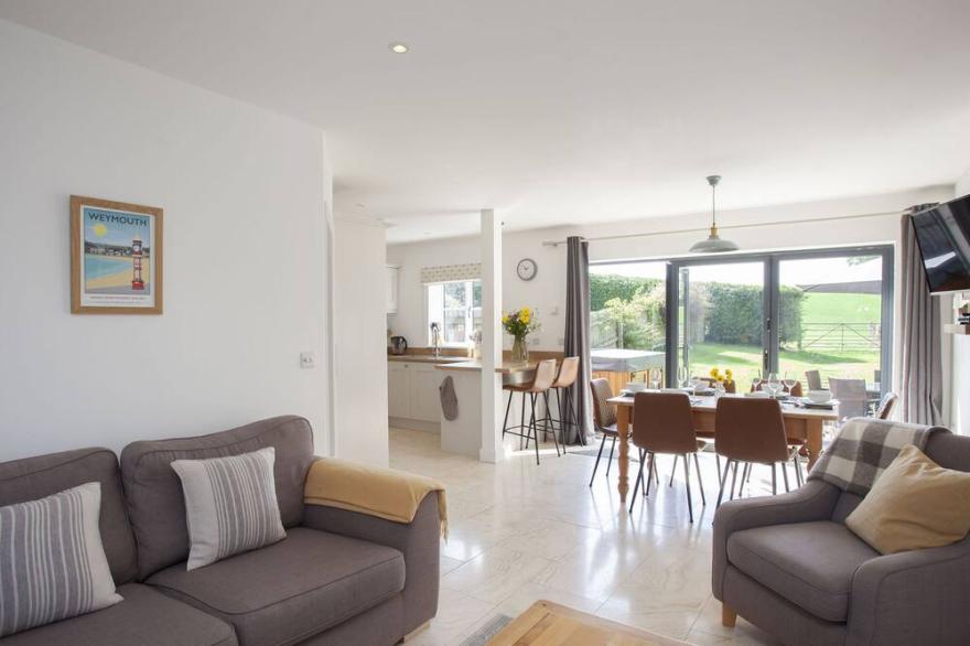 TOKENHILL COTTAGE, family friendly, with hot tub in Piddletrenthide