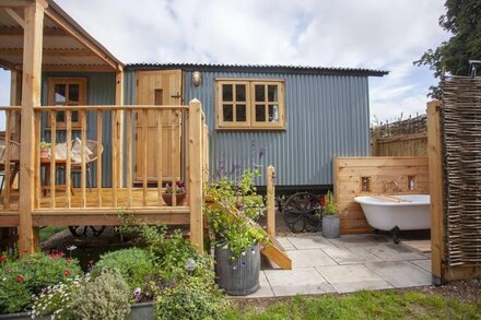 SPINDLEBERRY HUT, romantic, with a garden in Piddletrenthide