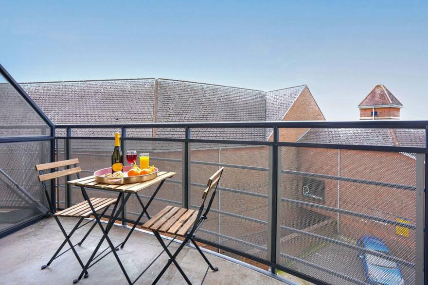City Centre Apartment, With Free Parking,  Balcony, Super-Fast Wifi And Smart TV
