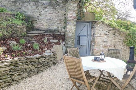 WEST ISLAND, pet friendly, character holiday cottage in Kingsbridge