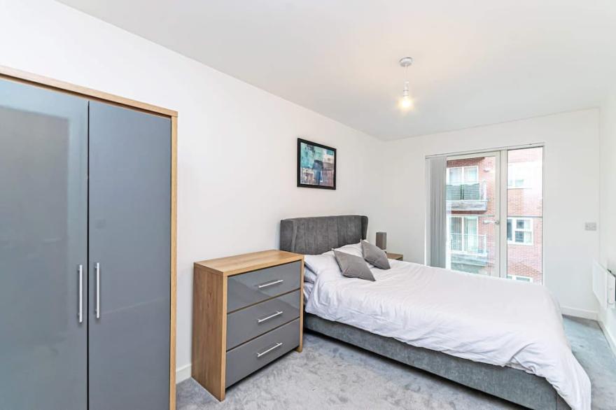 Contemporary 2 Bed Apartment in Central Manchester