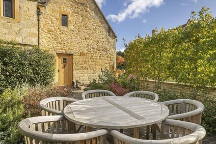 Stone Cottage - sleeps 4 guests  in 2 bedrooms