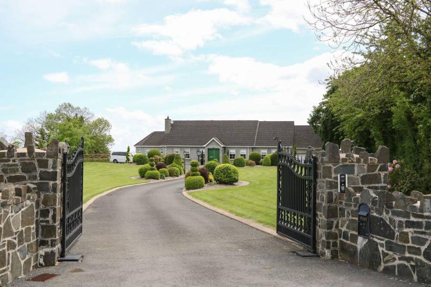 THE HIDEAWAY, character holiday cottage, with hot tub in Moneymore