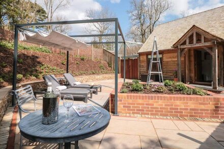 BEECH BARN @ THE ROOKERY, romantic, with a garden in Kingsbridge