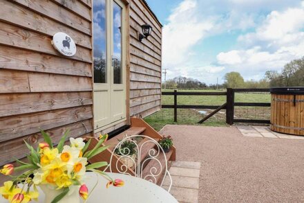 BALWEN HUT, romantic, with hot tub in Berriew