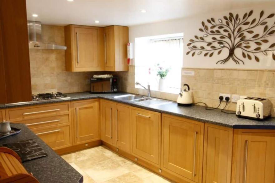 Sleeps 10 Guests And Includes Hot-Tub, Games Room, & Electric Car Charging Point
